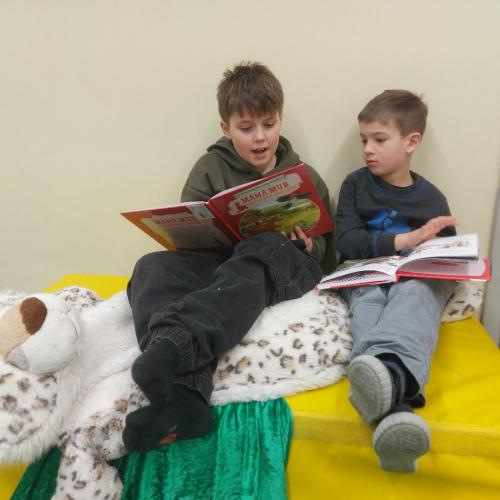Lesende Kinder beim Büchermarkt