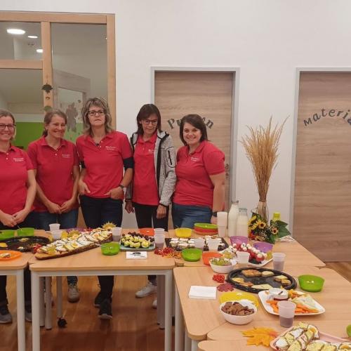 Schmirner Bäuerinnen beim Buffet
