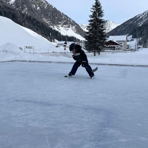 Eislaufen am Eislaufplatz Schmirn
