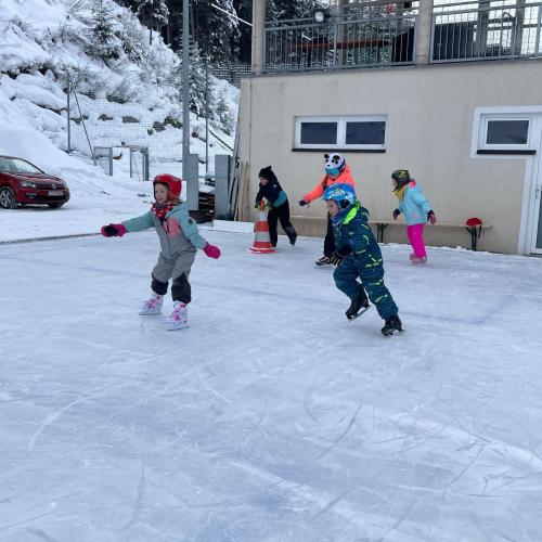 Eislaufen am Eislaufplatz Schmirn