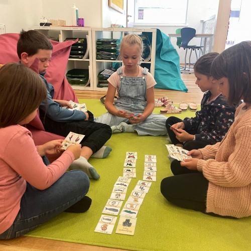 Schüler:innen mit einem Lesespiel