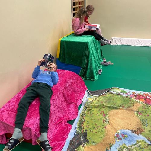 Lesende Kinder beim Büchermarkt im Turnsaal