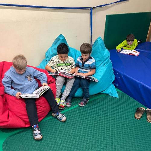 Lesende Kinder beim Büchermarkt im Turnsaal