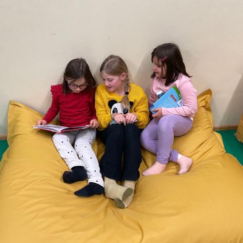 Lesende Kinder beim Büchermarkt im Turnsaal
