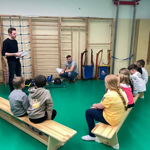 Rodeltraining im Turnsaal Klasse2