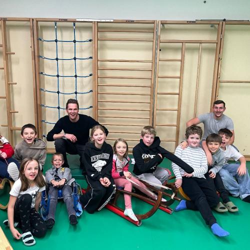 Rodeltraining im Turnsaal Gruppenbild Klasse2