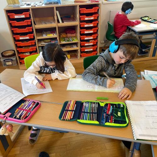 Schüler:innen beim Arbeiten