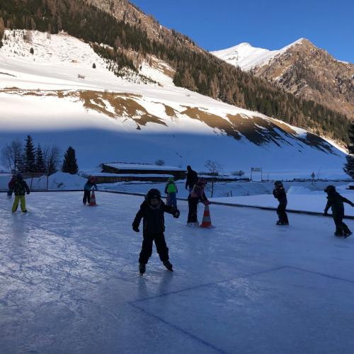 Eislaufen am Eislaufplatz Schmirn