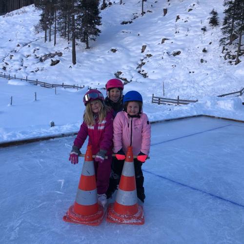 Eislaufen am Eislaufplatz Schmirn