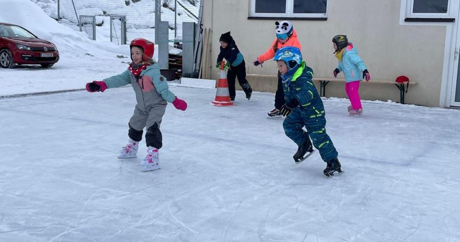 Eislaufen am Eislaufplatz Schmirn