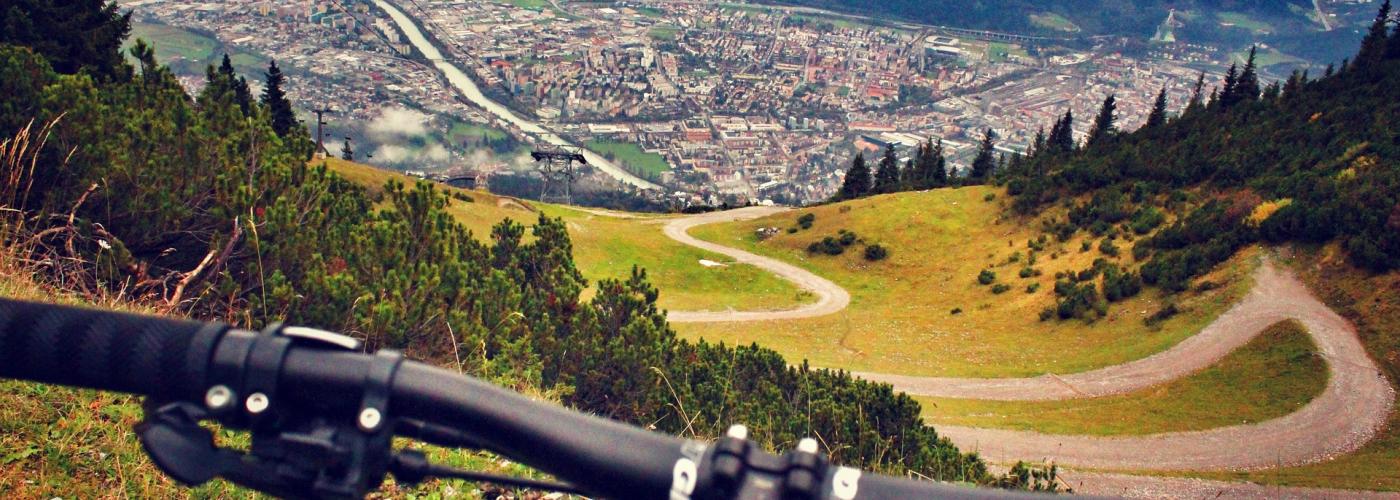 Mountain Biking Mountain Bike auf Nordkette mit Blick auf Innsbruck